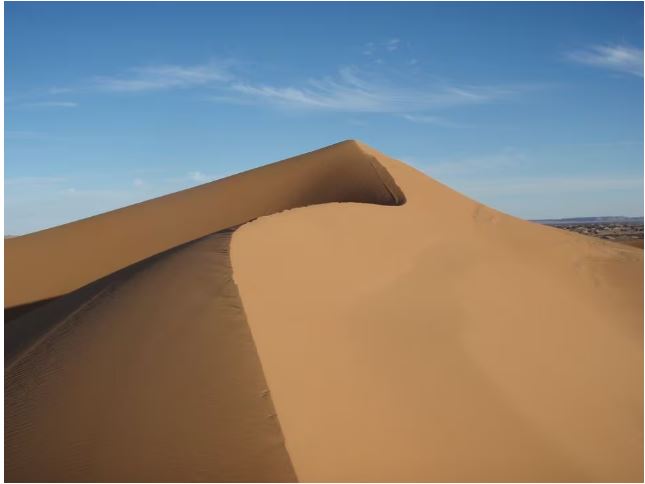 نمایی از تپه شنی ستاره لالا لالیا در صحرای صحرا، در ارگ چبی، مراکش،